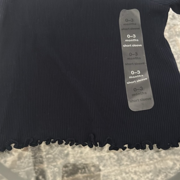 The gap basics baby tee size 0-3 months. 3 for $35 ⭐️ - Picture 3 of 4